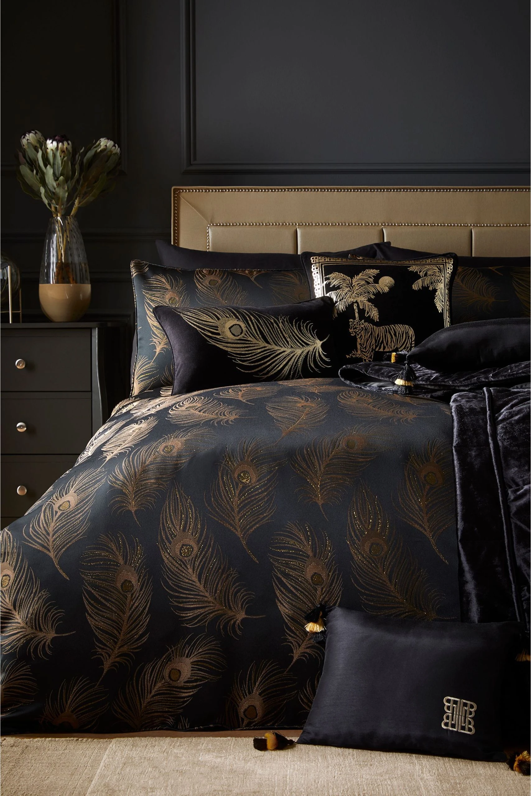 Laurence Llewelyn-Bowen Dandy Metallic Feather Jacquard Duvet Cover And Pillowcase Set 3 Laurence Llewelyn-Bowen Dandy Metallic Feather Jacquard Duvet Cover And Pillowcase Set