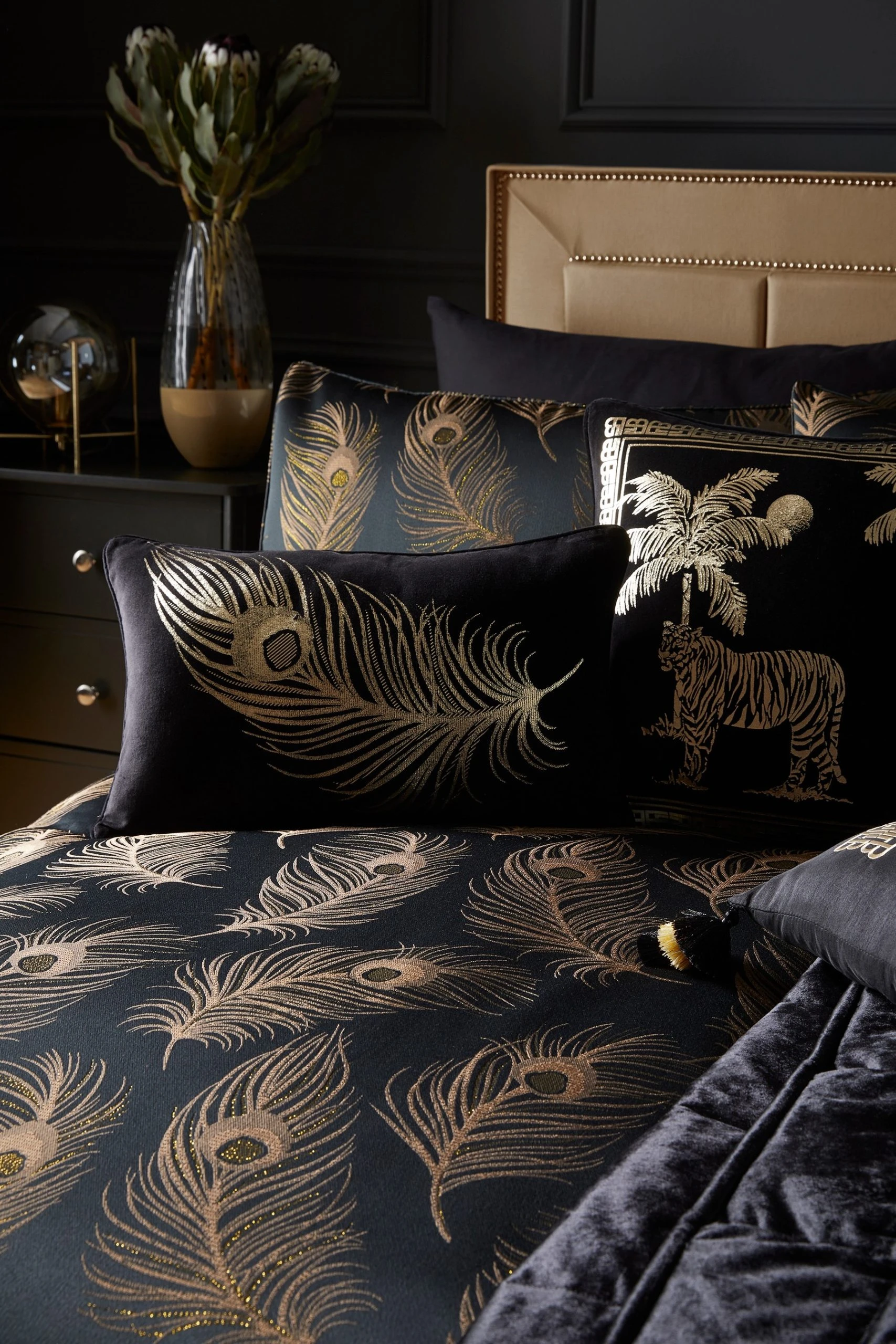 Laurence Llewelyn-Bowen Dandy Metallic Feather Jacquard Duvet Cover And Pillowcase Set 4 Laurence Llewelyn-Bowen Dandy Metallic Feather Jacquard Duvet Cover And Pillowcase Set - Image 2