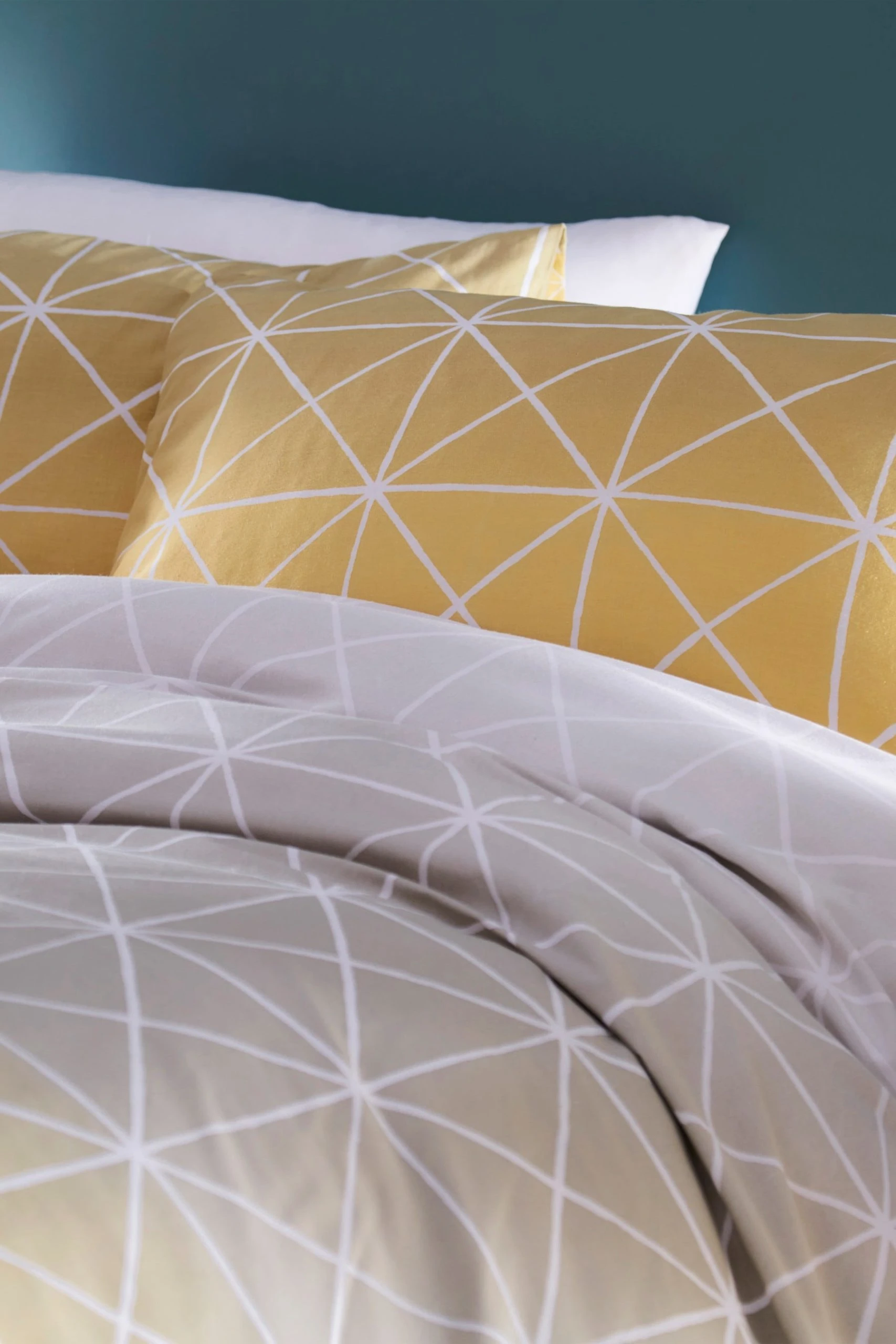 Furn. Spectrum Geometric Line Reversible Duvet Cover And Pillowcase Set 5 Furn. Spectrum Geometric Line Reversible Duvet Cover And Pillowcase Set - Image 3