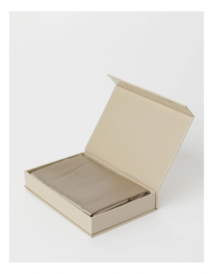 Heritage Luxe Silk Pillowcase In Champagne 6 Heritage Luxe Silk Pillowcase In Champagne - Image 4