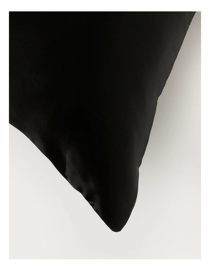 Heritage Luxe Silk Pillowcase In Black 4 Heritage Luxe Silk Pillowcase In Black - Image 2