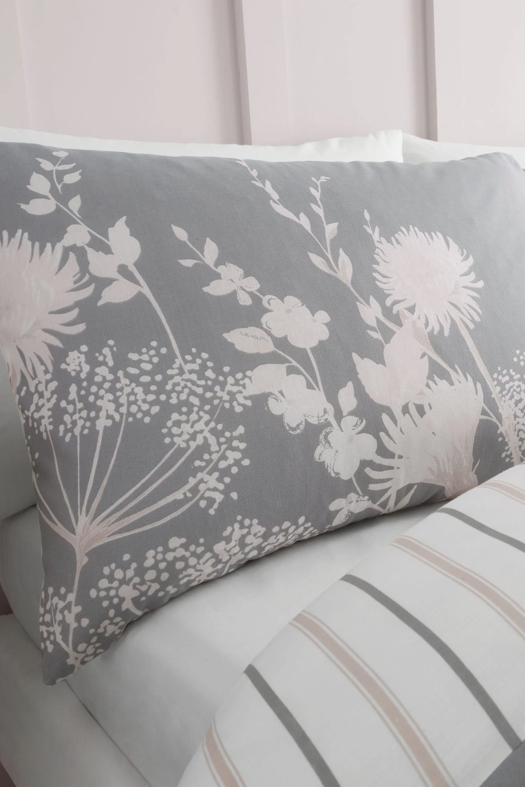 Catherine Lansfield Meadowsweet Duvet Cover And Pillowcase Set 4 Catherine Lansfield Meadowsweet Duvet Cover And Pillowcase Set - Image 2