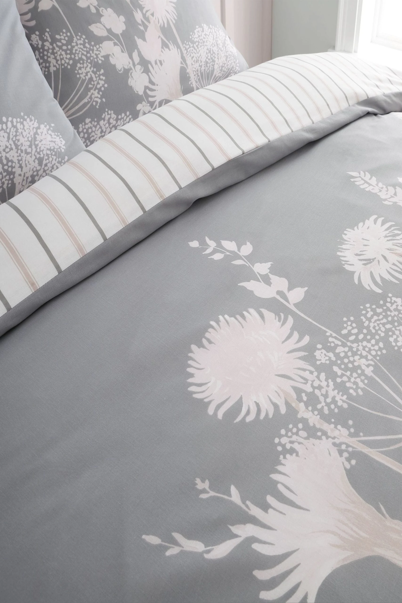 Catherine Lansfield Meadowsweet Duvet Cover And Pillowcase Set 5 Catherine Lansfield Meadowsweet Duvet Cover And Pillowcase Set - Image 3