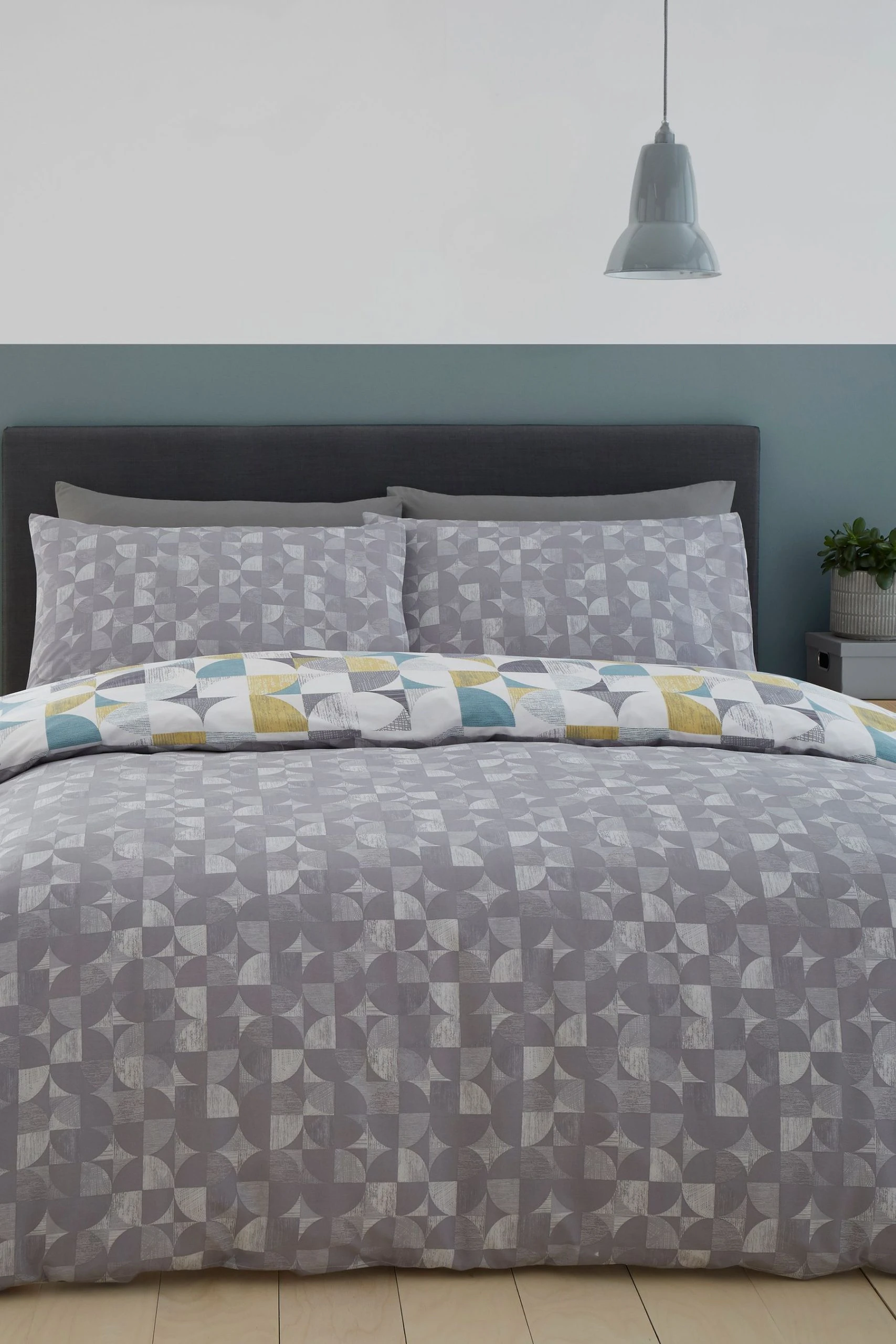 Catherine Lansfield Retro Circles Geo Duvet Cover And Pillowcase Set 4 Catherine Lansfield Retro Circles Geo Duvet Cover And Pillowcase Set - Image 2