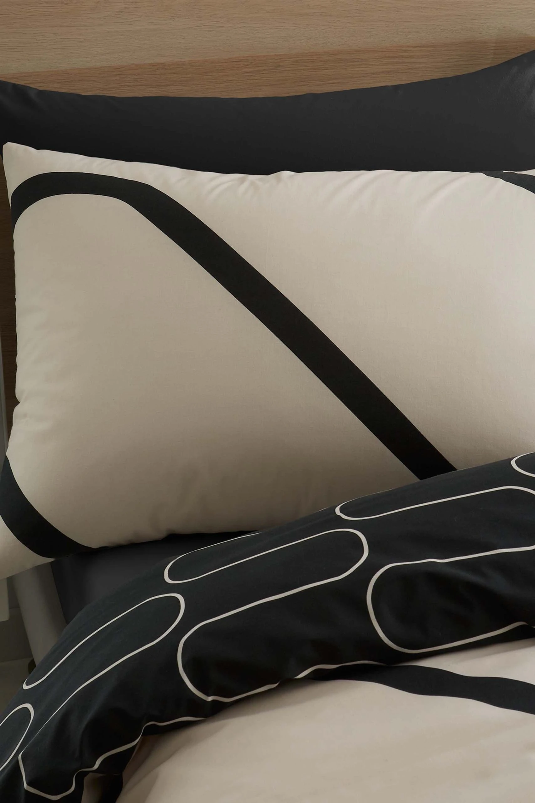 Catherine Lansfield Linear Curve Geometric Reversible Duvet Cover And Pillowcase Set 5 Catherine Lansfield Linear Curve Geometric Reversible Duvet Cover And Pillowcase Set - Image 3