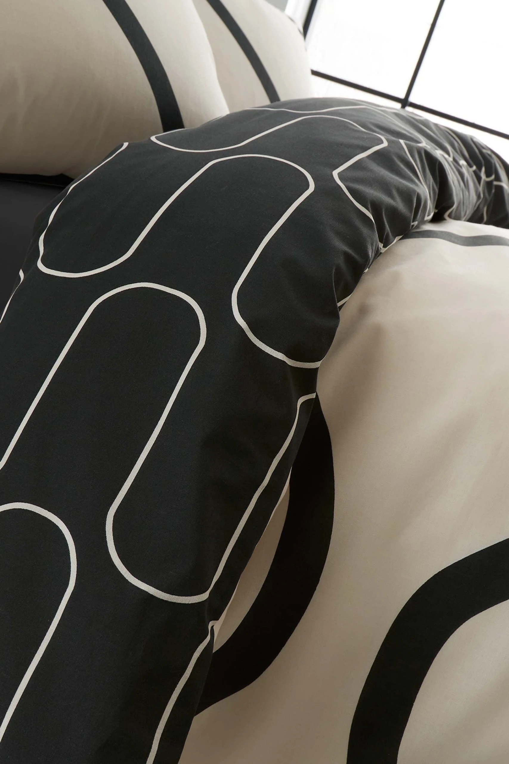 Catherine Lansfield Linear Curve Geometric Reversible Duvet Cover And Pillowcase Set 6 Catherine Lansfield Linear Curve Geometric Reversible Duvet Cover And Pillowcase Set - Image 4