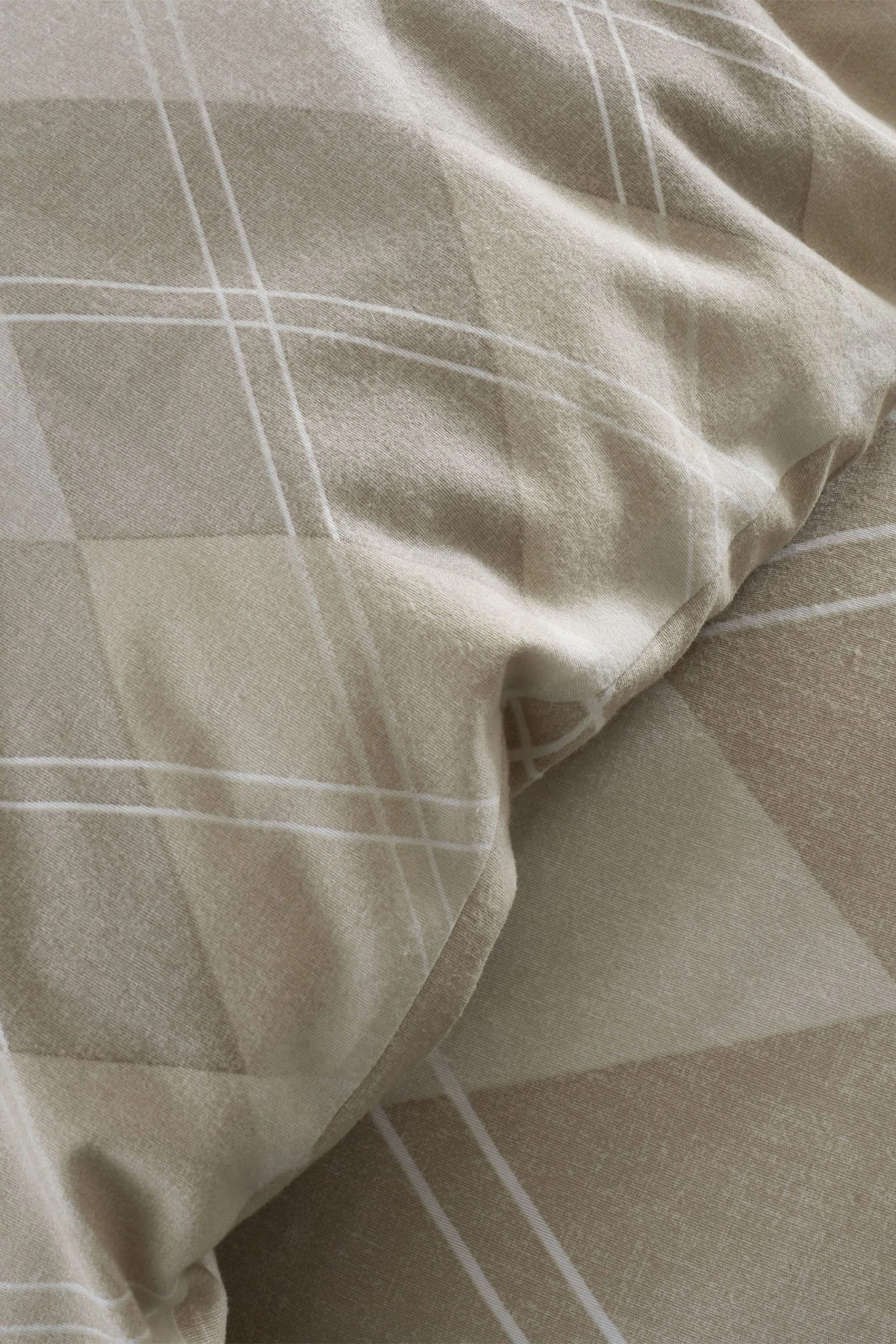 Catherine Lansfield Brushed Argyle Pattern Reversible Duvet Cover And Pillowcase Set 6 Catherine Lansfield Brushed Argyle Pattern Reversible Duvet Cover And Pillowcase Set - Image 4