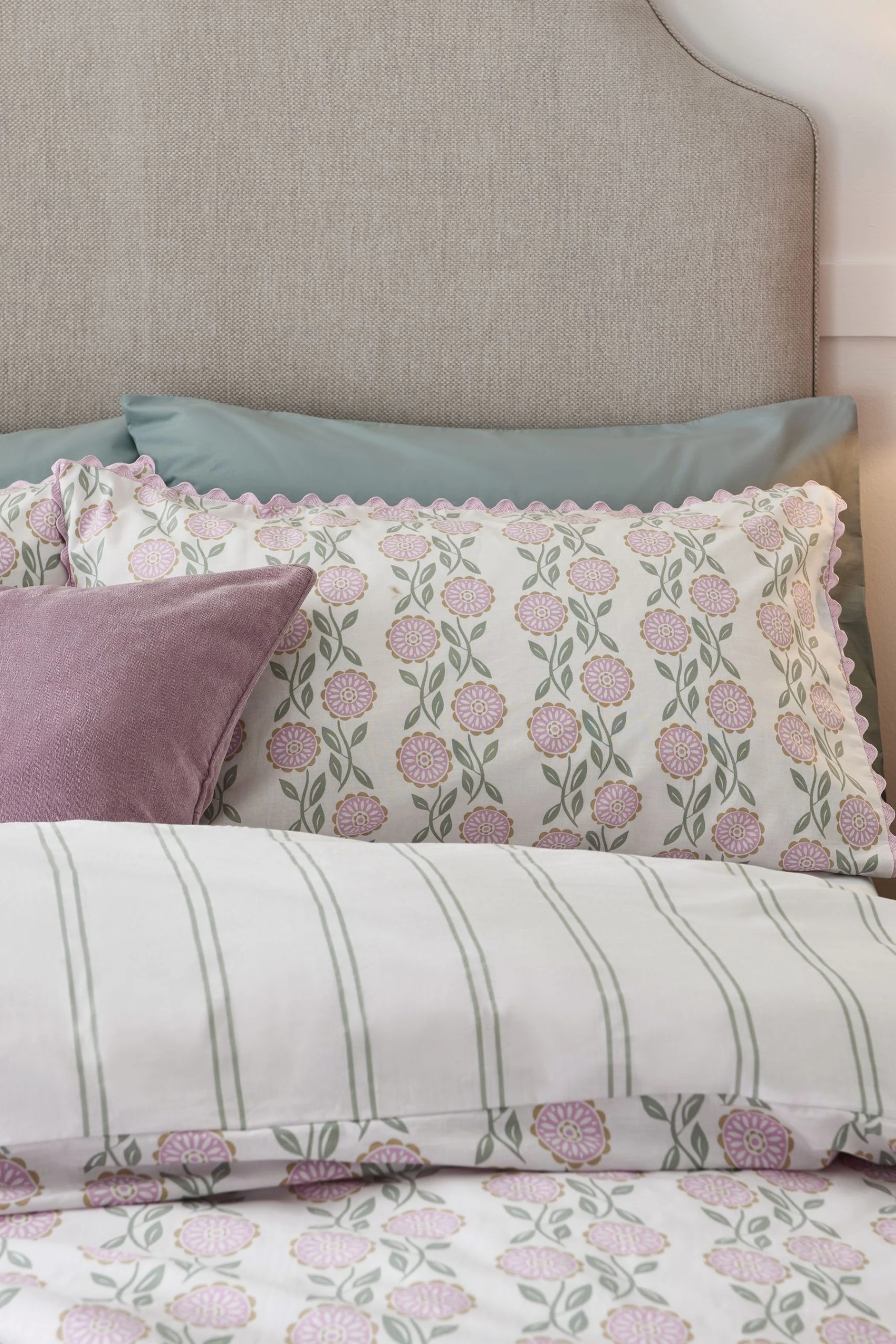Next Reversible Floral Print With Trim 100% Cotton Duvet Cover And Pillowcase Set 5 Next Reversible Floral Print With Trim 100% Cotton Duvet Cover And Pillowcase Set - Image 3