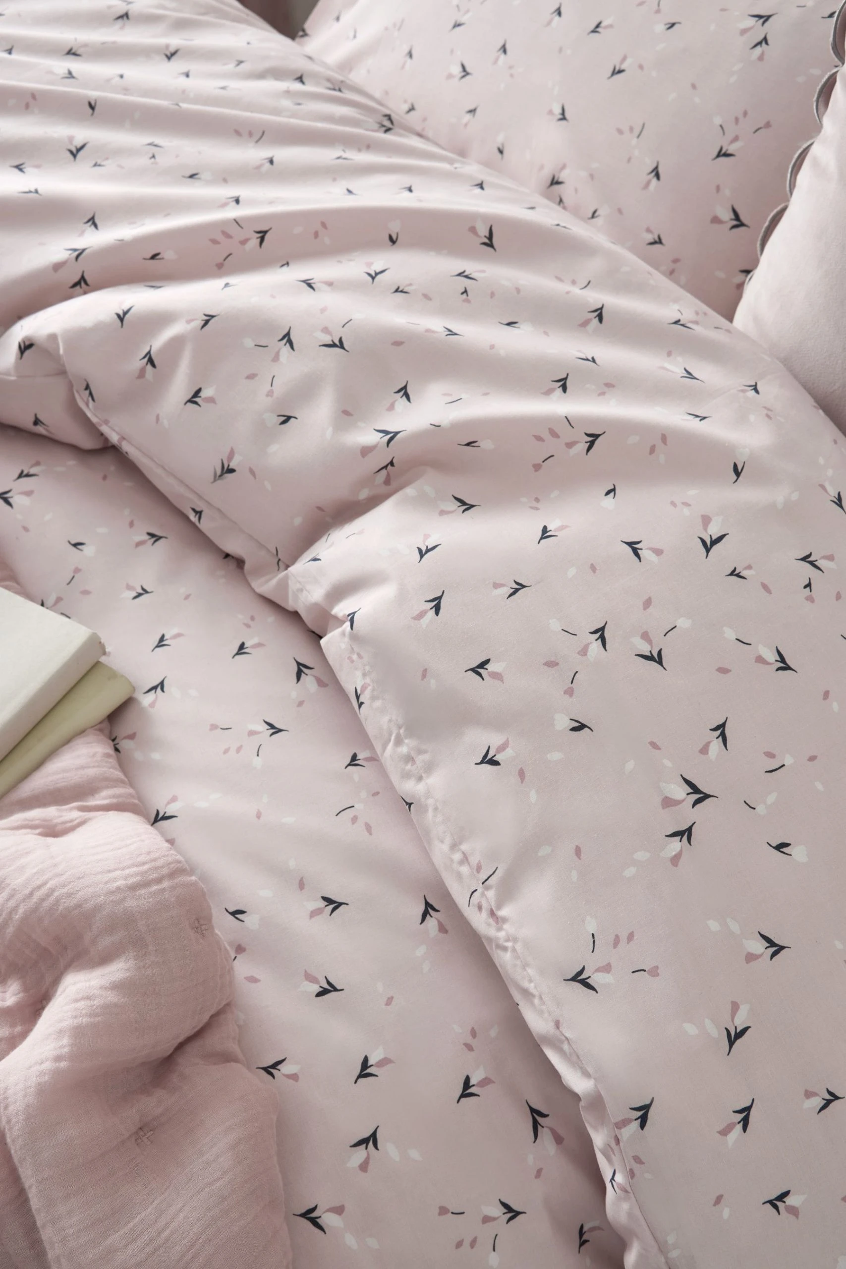 Next 2 Pack Ditsy Floral Duvet Cover And Pillowcase Set 7 Next 2 Pack Ditsy Floral Duvet Cover And Pillowcase Set - Image 5